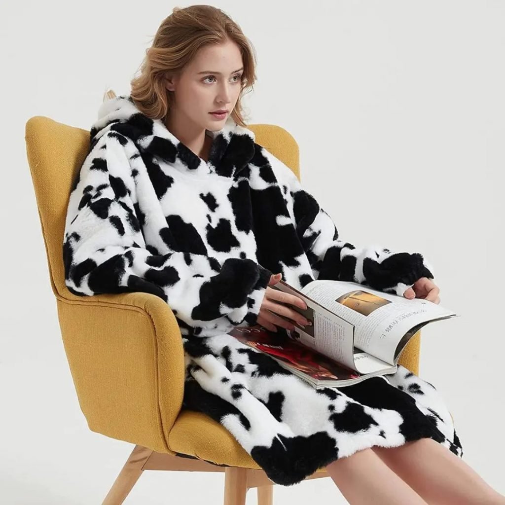 Customized Design Soft Outdoor Wearable Blanket Hoodie Oversized Comfortable Giant Front Pocket for Adult